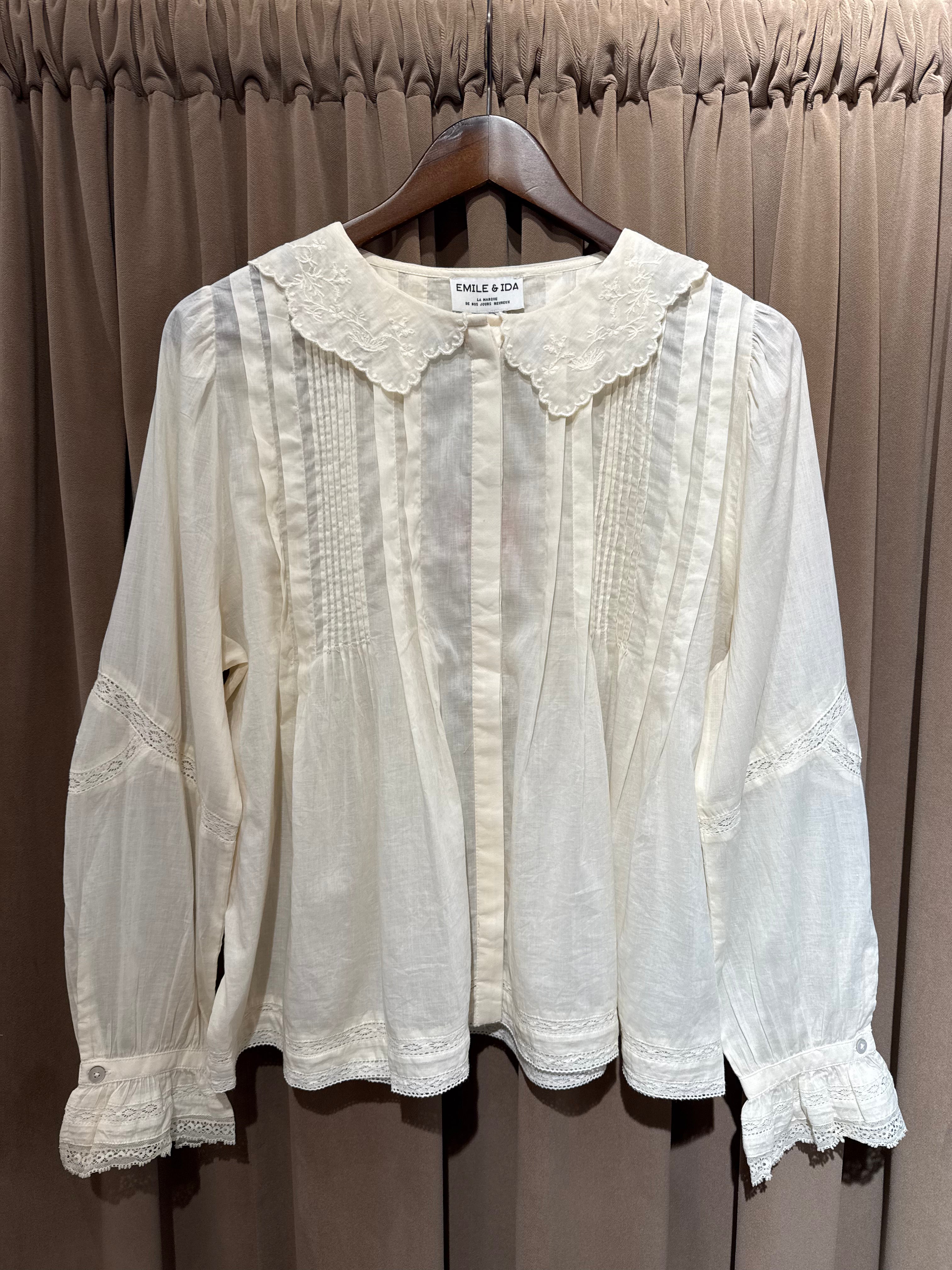 Blouse dentelle col brodé
